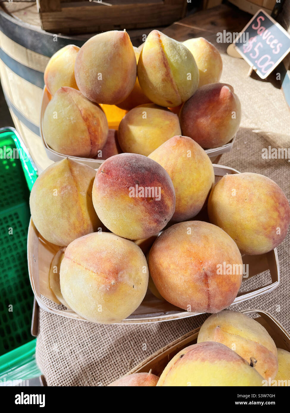 Appena raccolto pesche fresche Georgia per la vendita in un mercato agricolo. Foto Stock