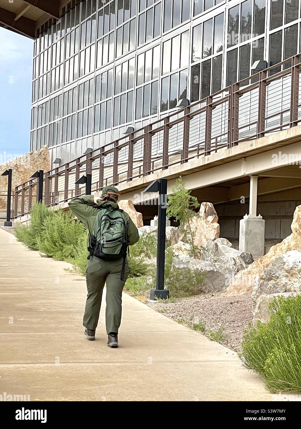 Una ranger del parco femminile che entra nel National Park Service ha gestito Dinosaur Bone and Fossil Quarry, situato a Vernal, Utah, USA, l'attrazione principale qui al Dinosaur National Monument. - Immagine stock catturata con smartphone