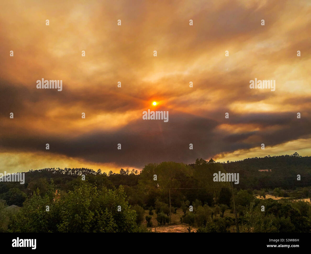 Il fumo dei fuochi selvatici oscura il sole durante l'ondata di caldo del 2022 luglio in Portogallo Foto Stock