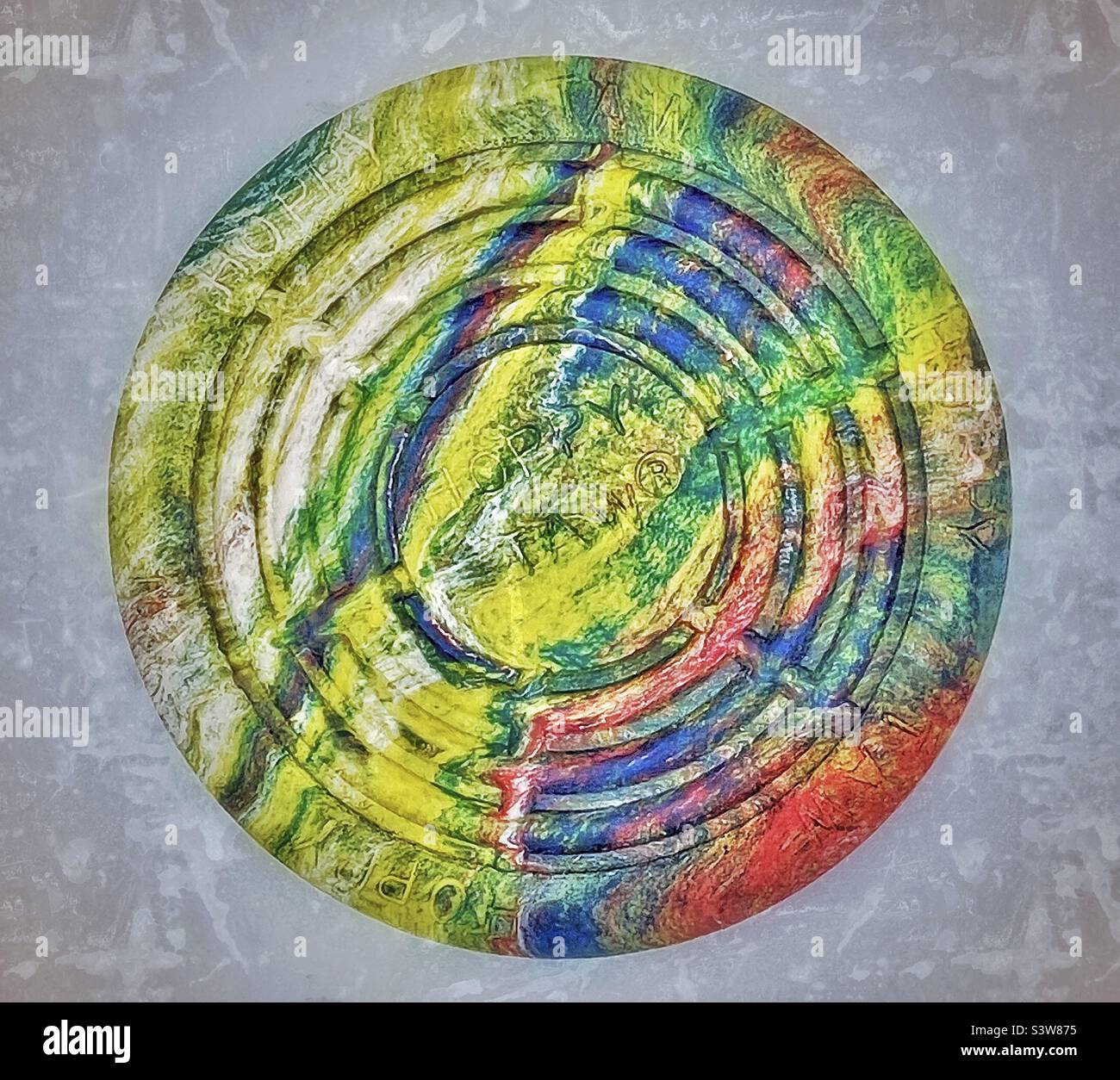 Una vista dall'alto del classico giocattolo, una zattera Hoppy, utilizzato dai bambini per decenni per giocare insieme, in particolare, il gioco Hopscotch. Uno sguardo semplice, divertente e nostalgico nei ricordi dell'infanzia. - Immagine stock catturata con smartphone