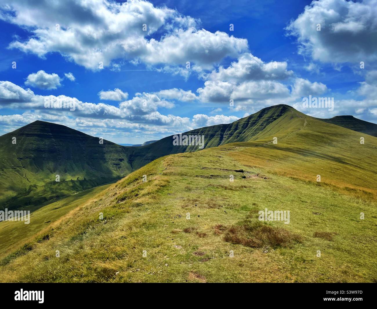 Tre cime del Brecon Beacons centrale, da sinistra a destra, Cribyn, Pen y Fan e Corn Du, agosto. Foto Stock