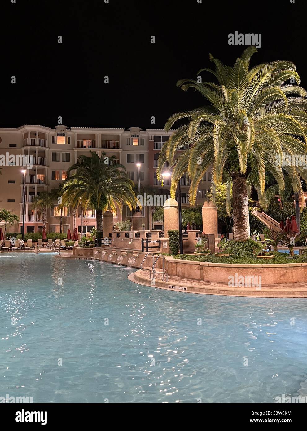 Foto notturna della zona piscina al Marriott Grande Vista Orlando Florida USA Luglio 2022 Foto Stock