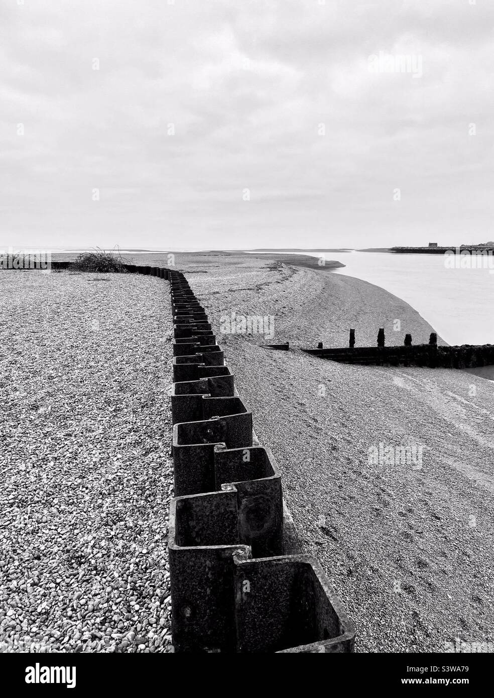 Lamiera d'acciaio palafitte di difesa a Bawdsey Beach, Suffolk, East Anglia, Inghilterra, UK. Foto Stock