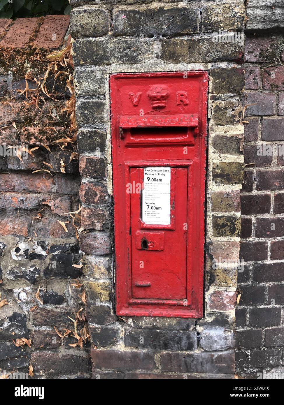 La casella postale Royal Mail inserita in una parete - Immagine stock catturata con smartphone