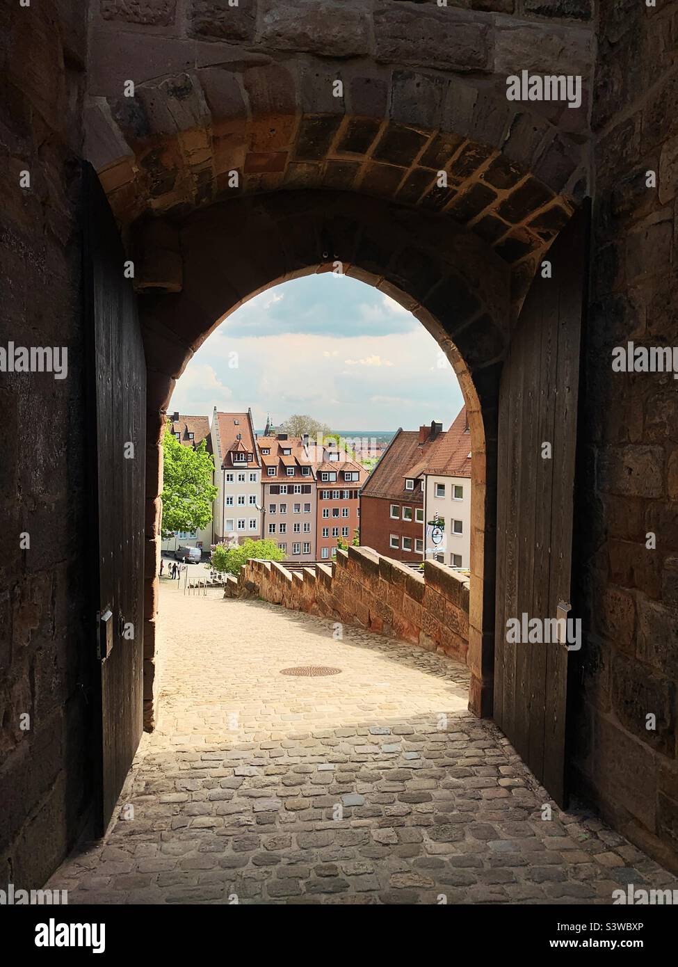 Ingresso al centro storico attraverso le antiche porte - Immagine stock catturata con smartphone