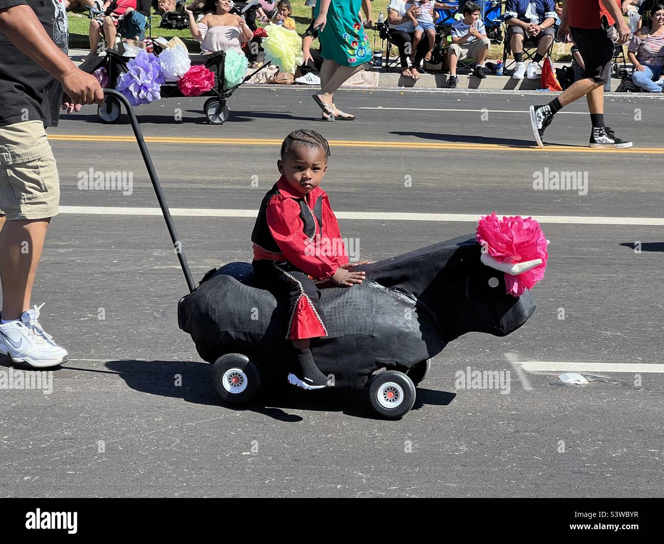 6 agosto 2022 Un bambino cavalca un toro giocattolo alla parata Fiesta dei "vecchi giorni spagnoli" a Santa Barbara, California USA Foto Stock
