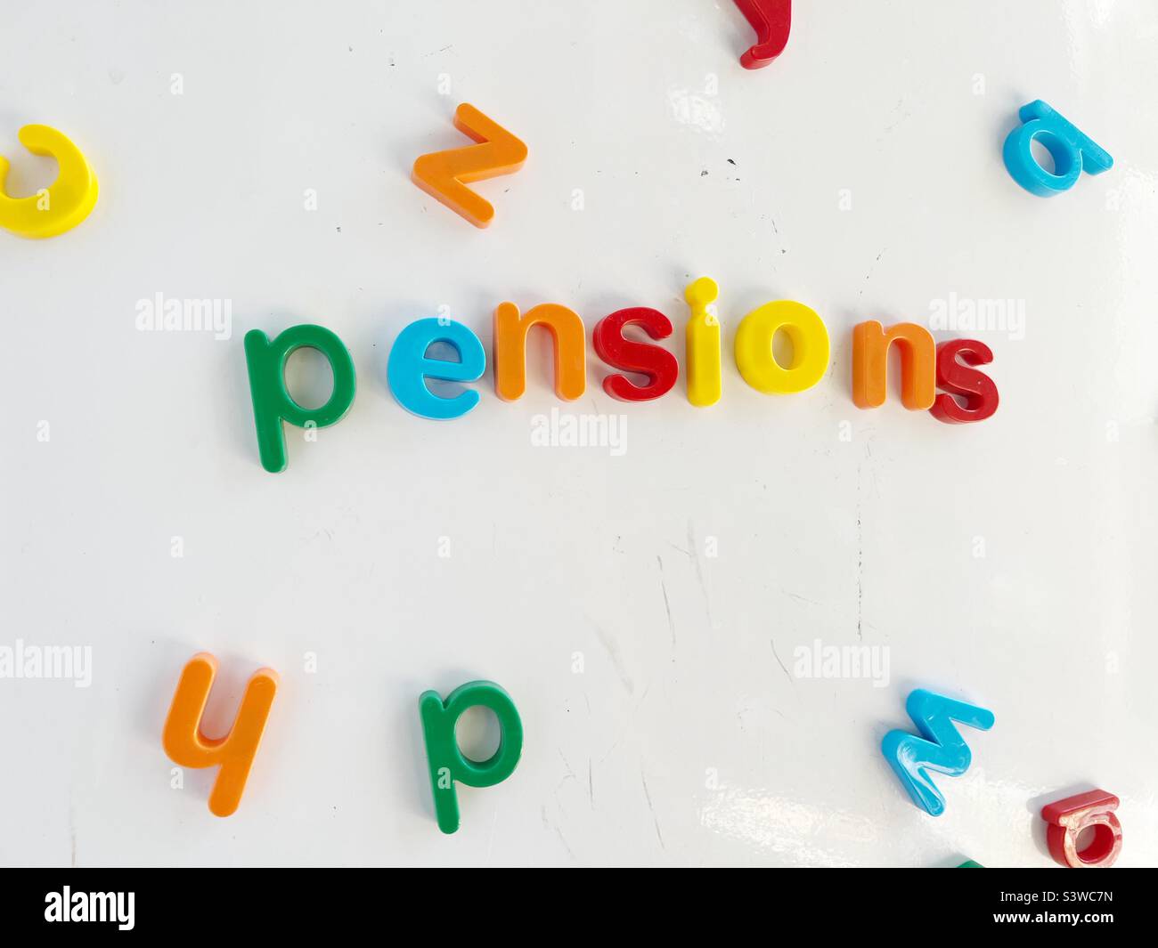 Pensioni scritte con magneti frigoriferi Foto Stock