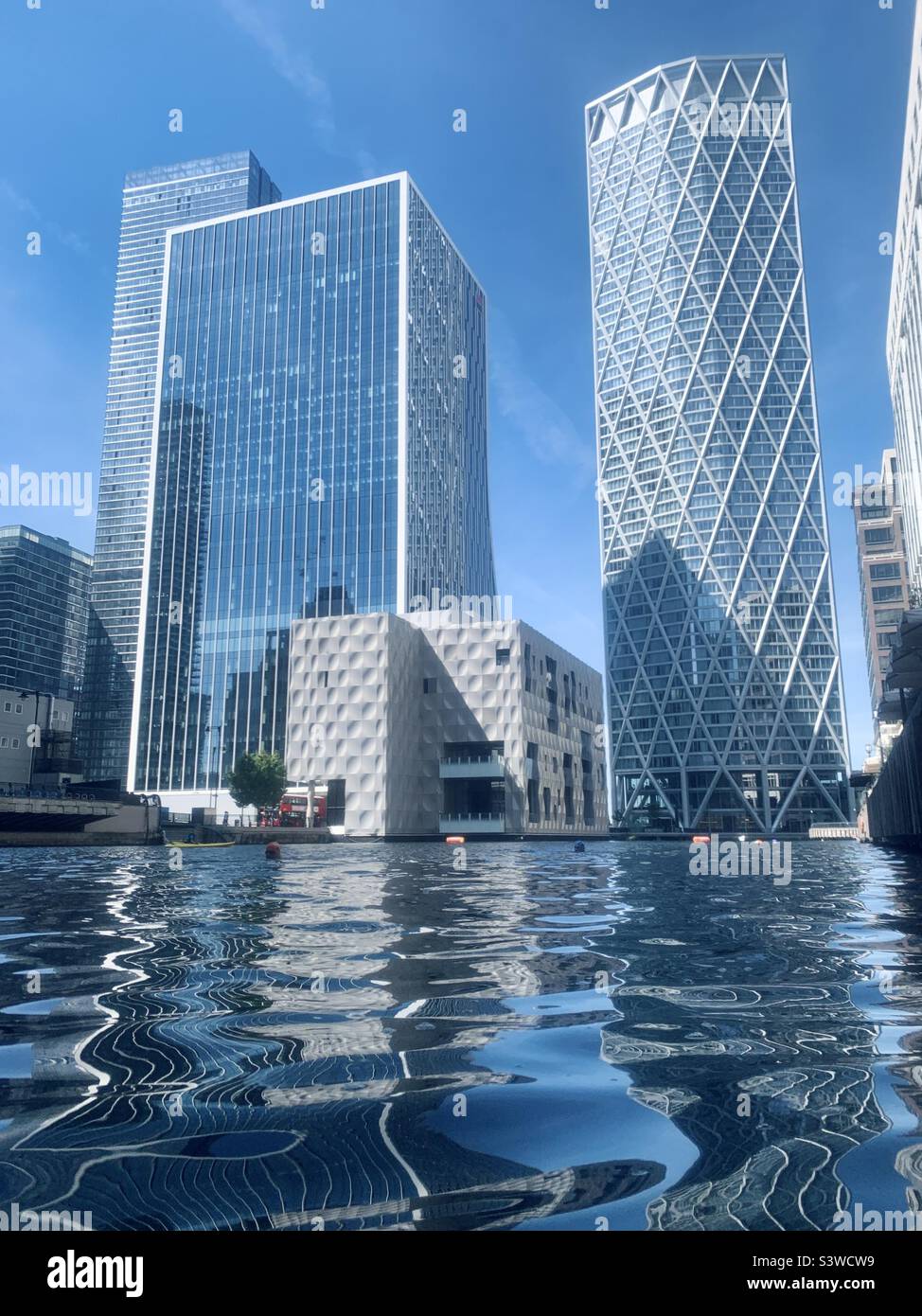 Canary Wharf nuoto all'aperto in estate - Immagine stock catturata con smartphone