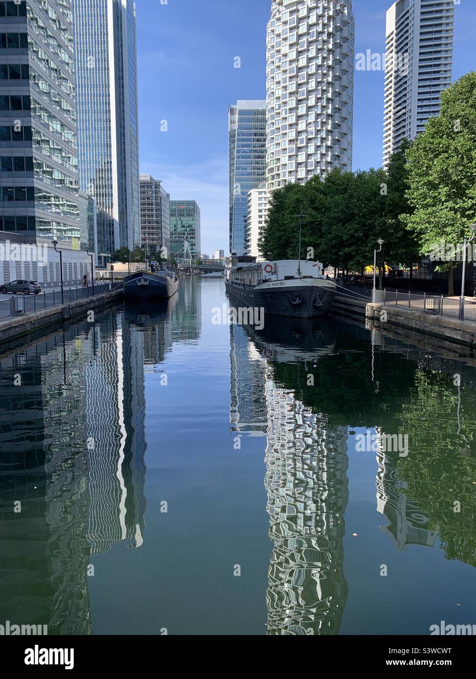 Vista degli edifici di Canary Wharf London docklands - Immagine stock catturata con smartphone