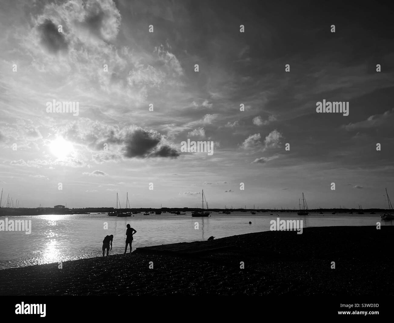 Fiume Deben Bawdsey Ferry Suffolk Inghilterra durante l'ondata di caldo 2022 - Immagine stock catturata con smartphone