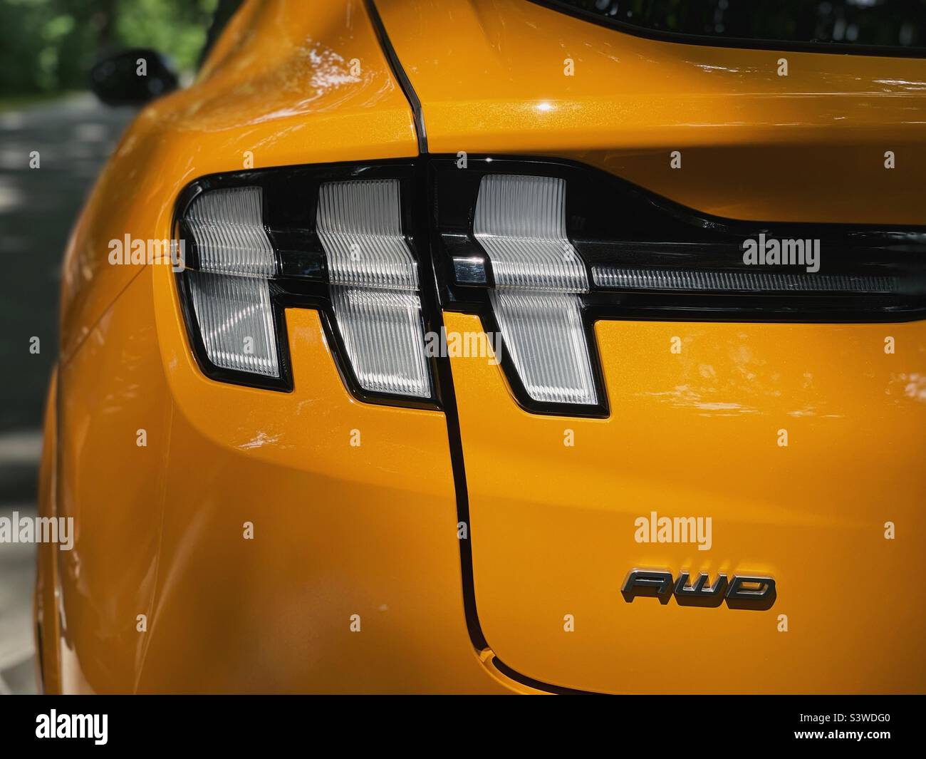 Luci di coda di una Ford Mustang Mach e auto elettrica Foto Stock