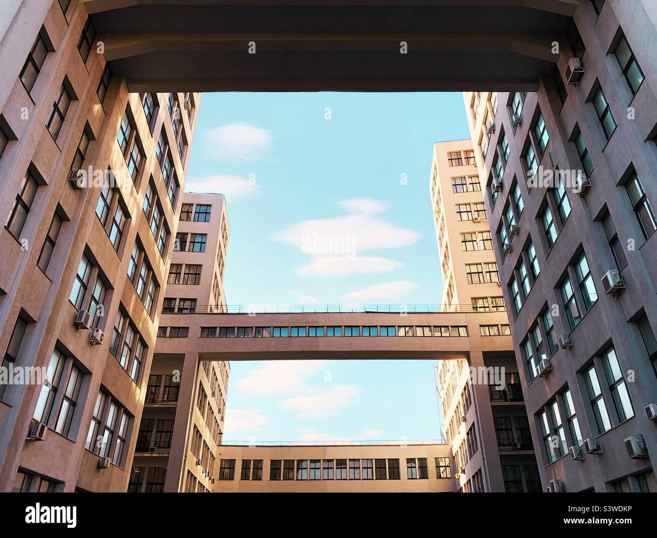 Moderna architettura urbana - Immagine stock catturata con smartphone