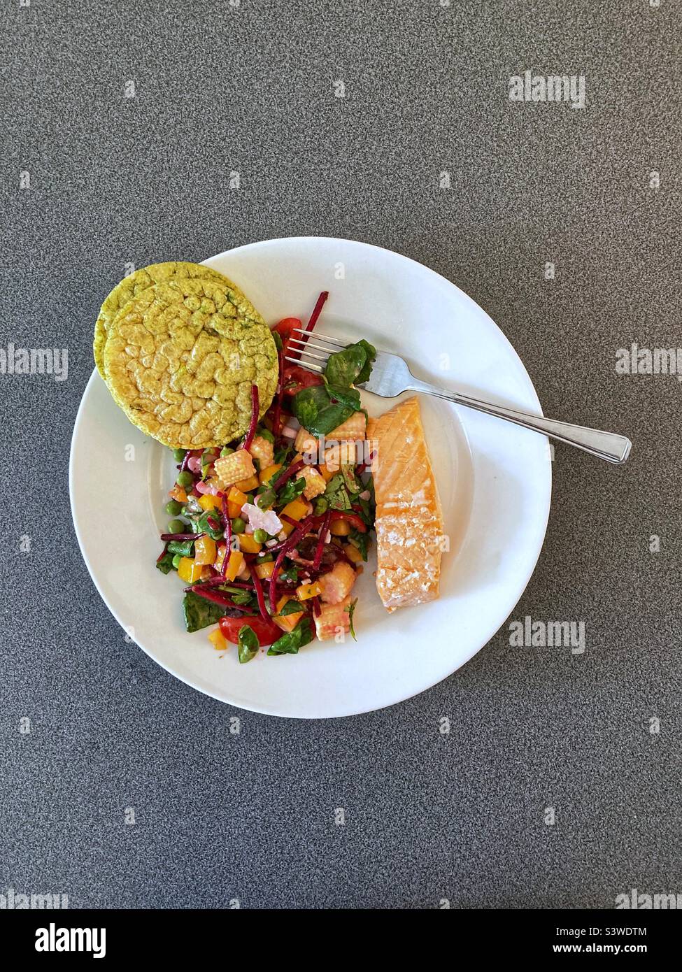 Filetto di salmone, insalata fresca e torte di riso Foto Stock