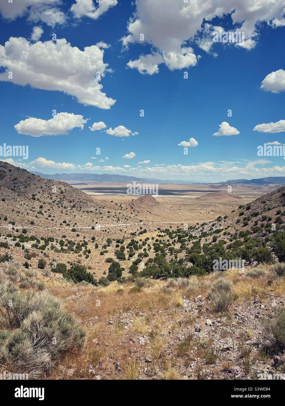 Una strada di ghiaia attraversa un paesaggio desertico nello Utah Foto Stock