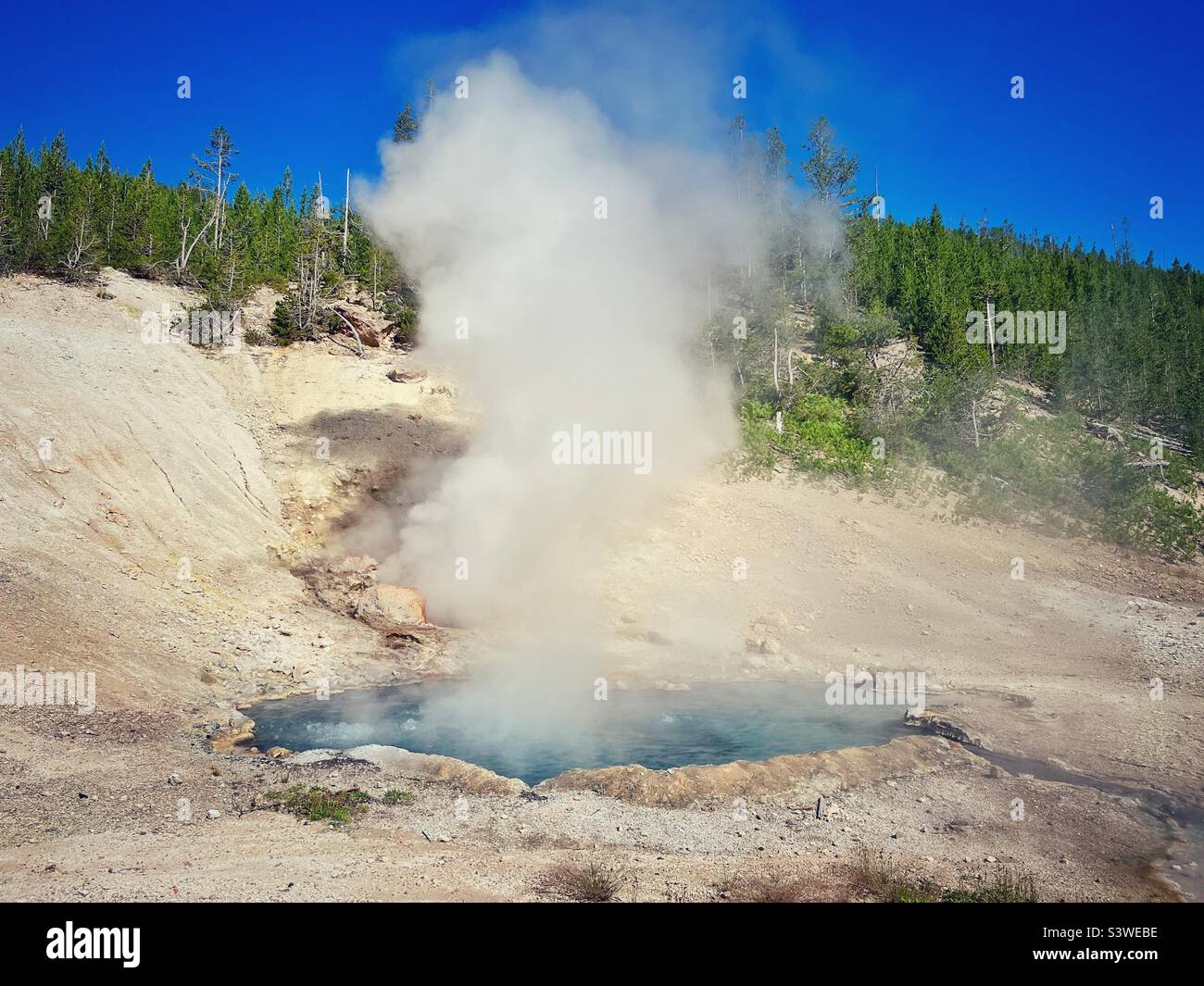Una piscina termale nel Parco Nazionale di Yellowstone Foto Stock