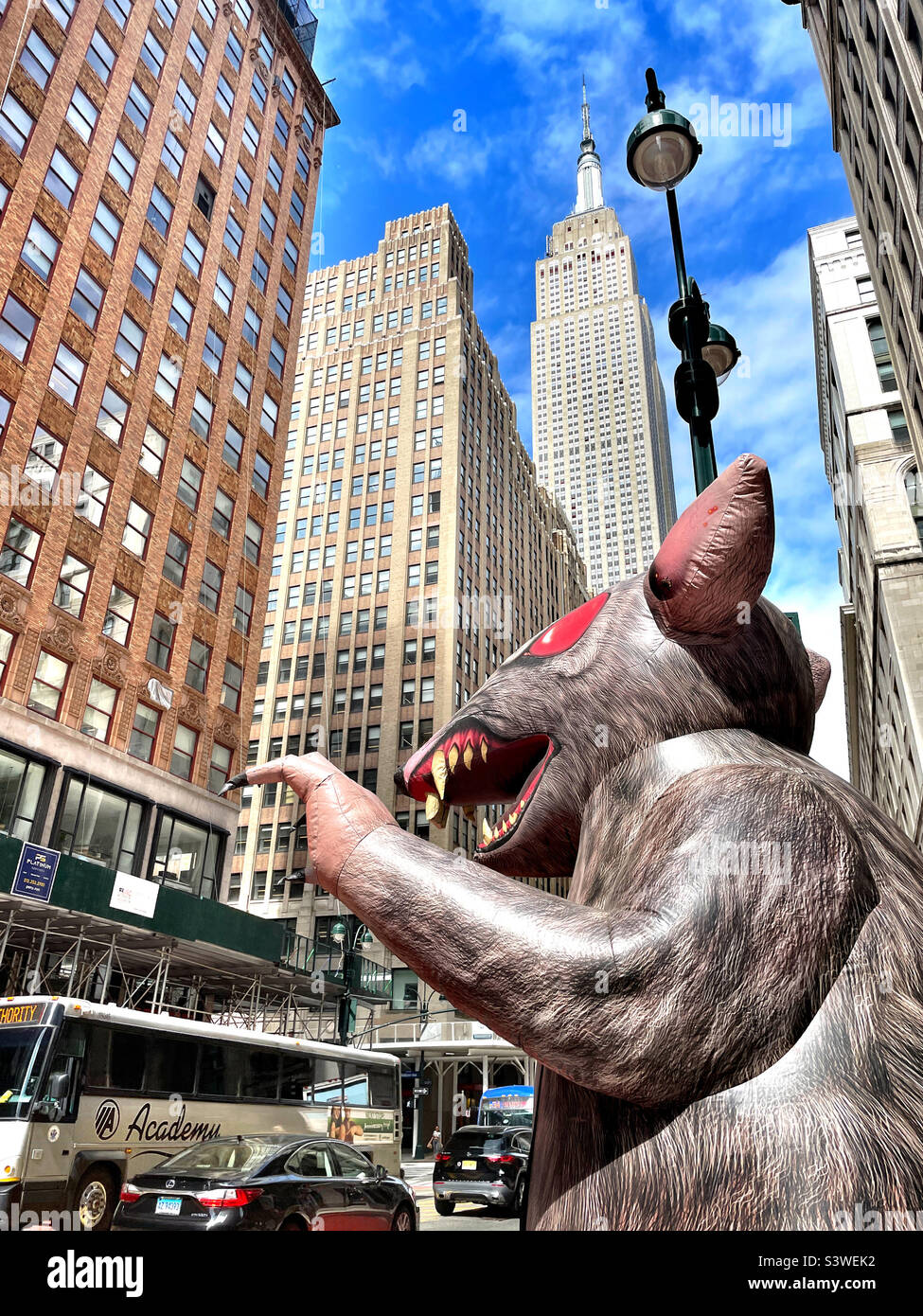 Scabby, un ratto gonfiabile gigante in un sito di protesta sindacale su E. 34th St. Vicino all'Empire state Building, 2022, NYC, USA Foto Stock
