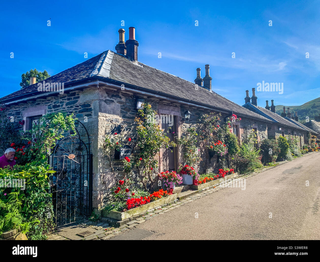 Mostra di fiori in una casa nel villaggio di Luss a Loch Lomond, Scozia - Immagine stock catturata con smartphone Mostra di fiori in una casa nel villaggio di Luss a Loch Lomond, Scozia - Immagine stock catturata con smartphone