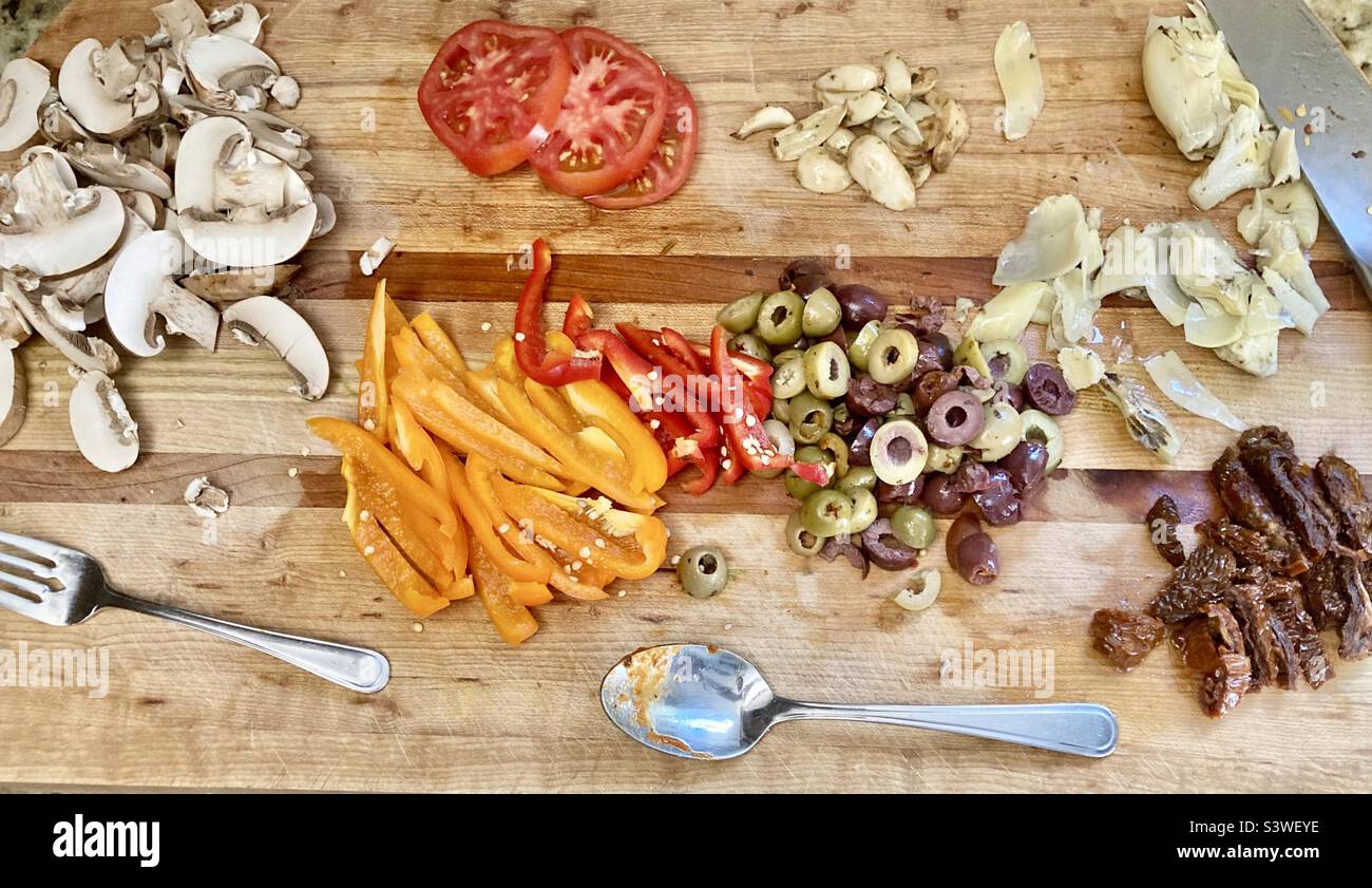 Serata pizza. I condimenti sono pronti per l'uso. Foto Stock