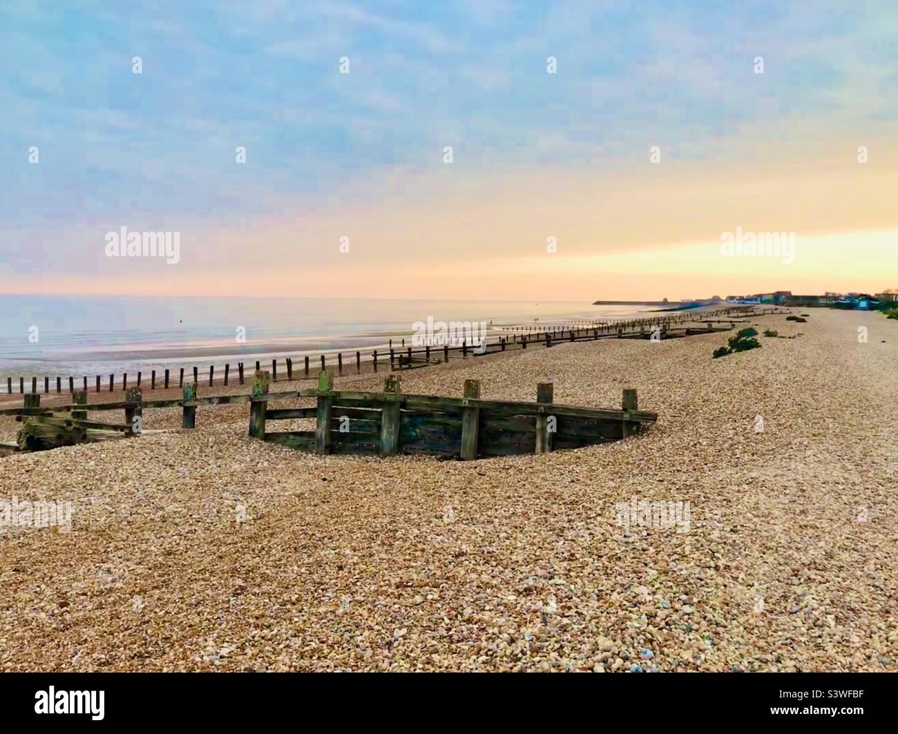 Tramonto, sulla spiaggia di Pevensey, in Sussex Foto Stock