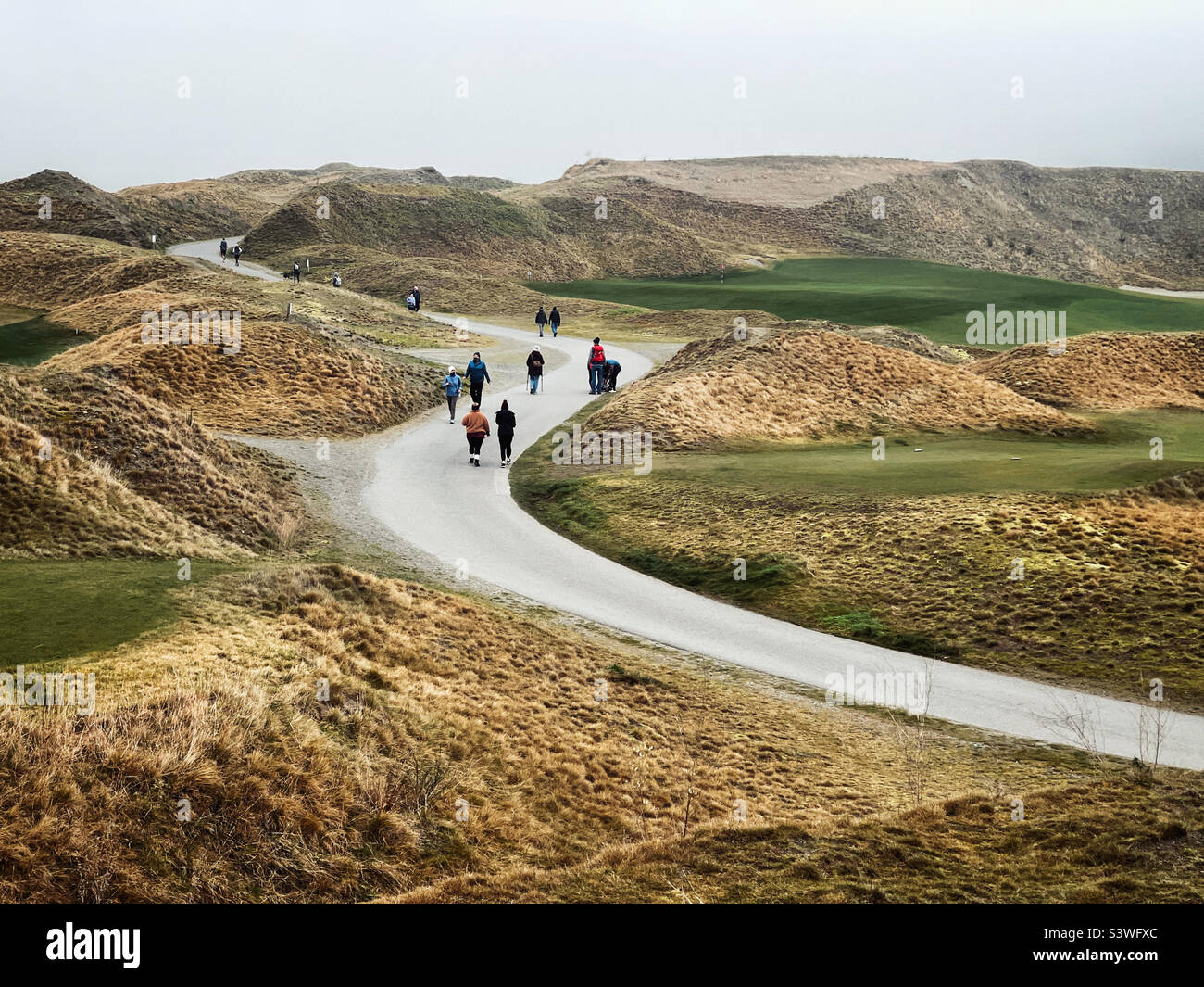 La gente cammina lungo il percorso pubblico nel campo da golf di Chambers Bay, Tacoma Foto Stock
