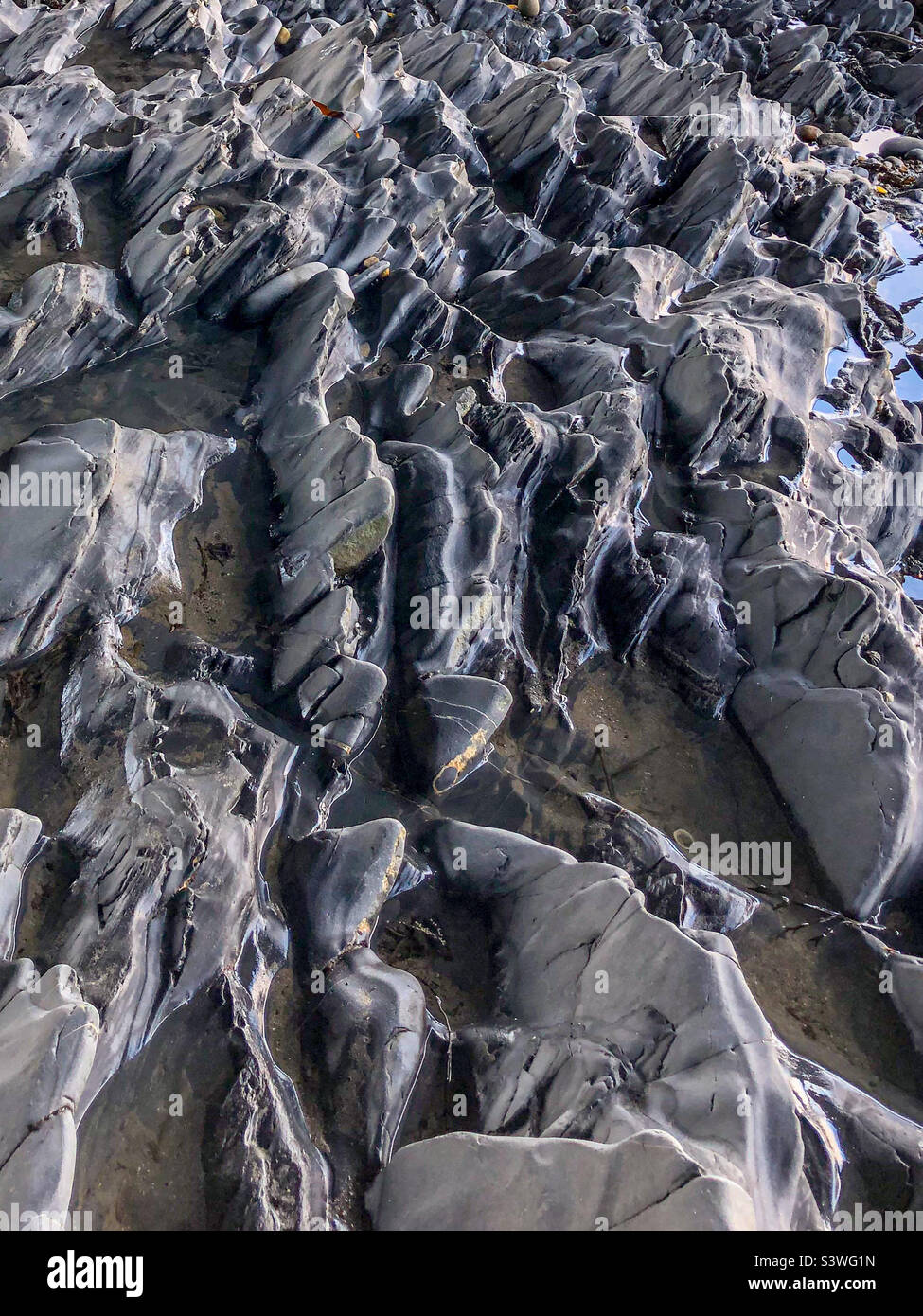 Terreno roccioso sotto il molo di Aberystwyth - Immagine stock catturata con smartphone