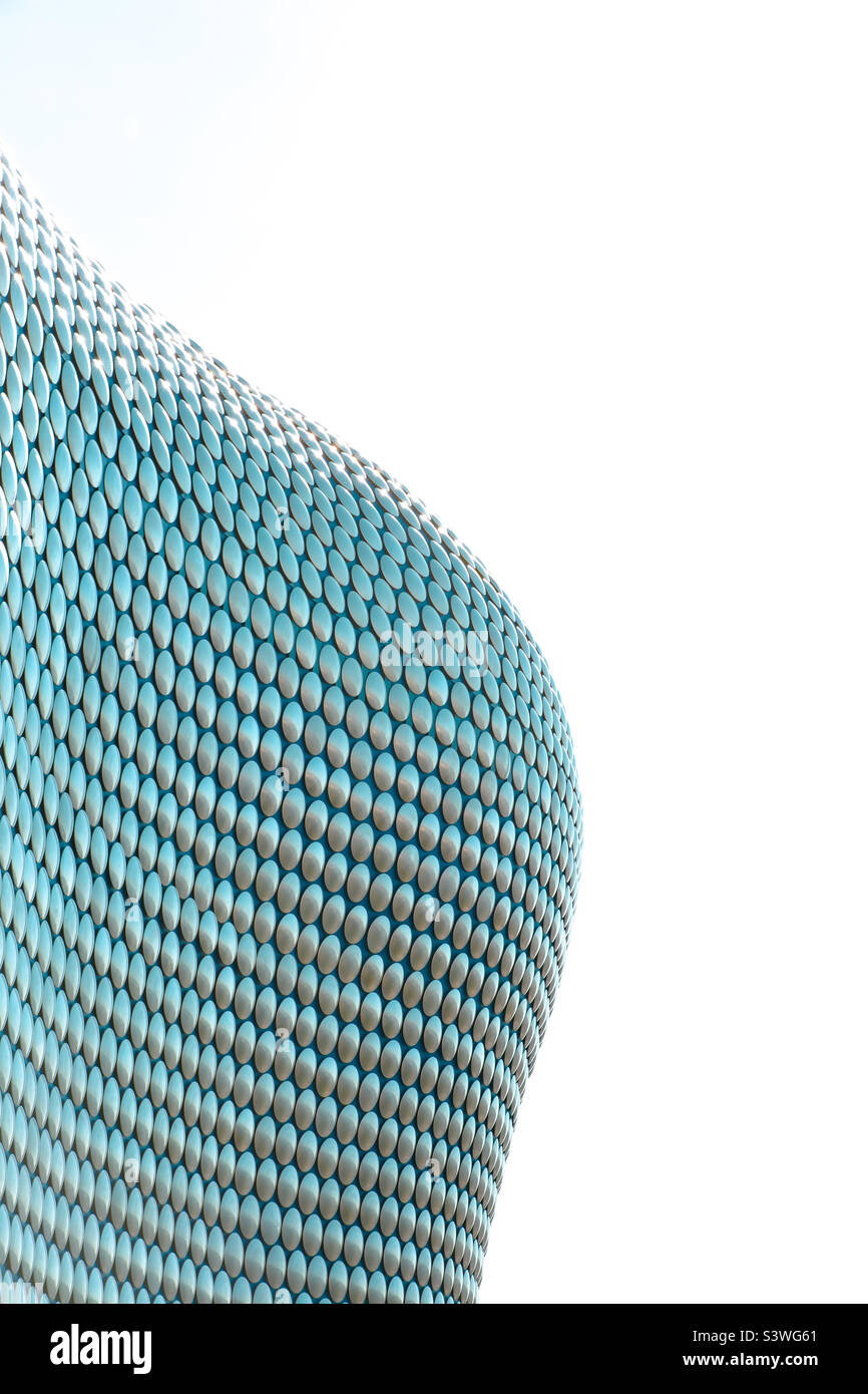 Primo piano dell'architettura ondulata e curva dell'iconico edificio Selfridge di Birmingham - Immagine stock catturata con smartphone