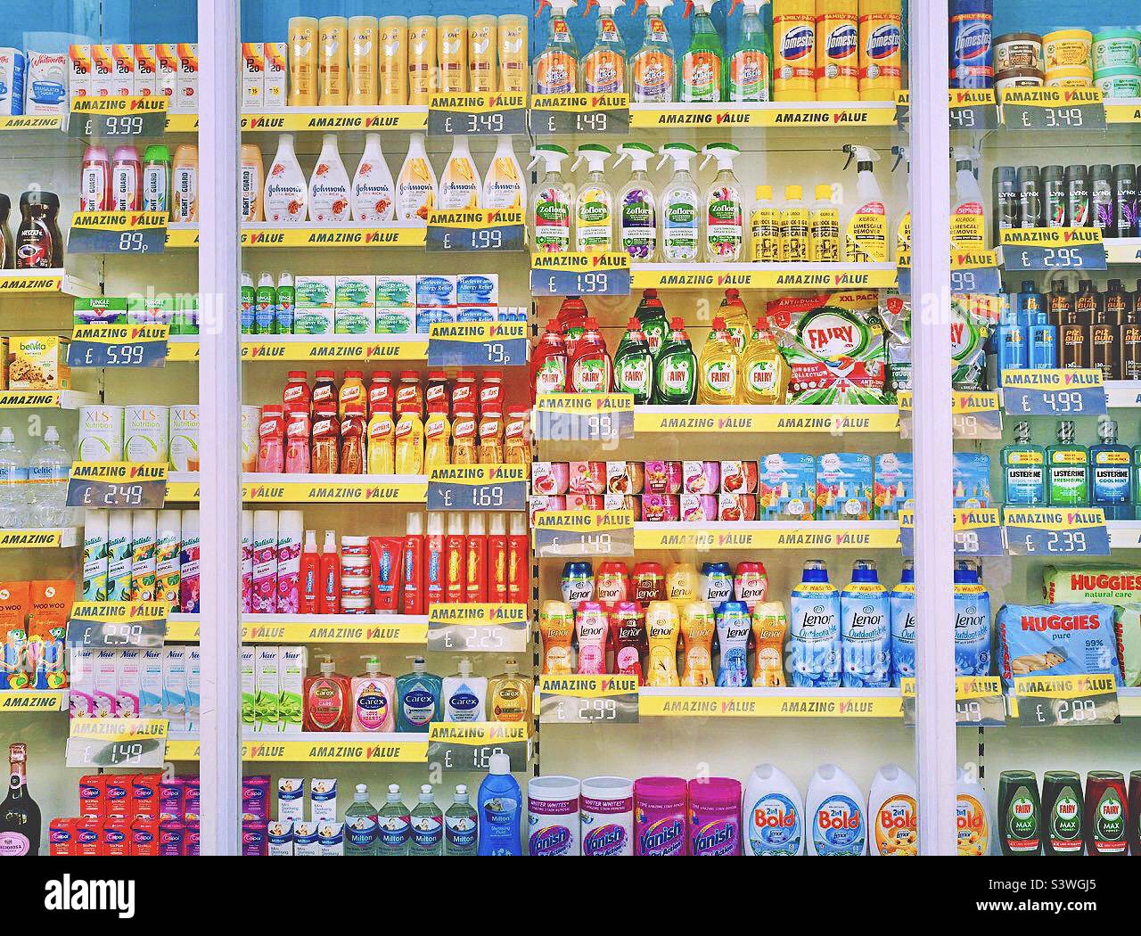 Una vetrina colorata mostra di materiali di consumo in plastica - High Street offre prezzi quotidiani plastica per uso domestico Foto Stock