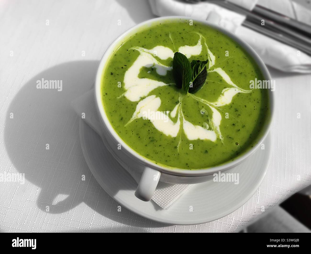Verde zuppa di verdure - Immagine stock catturata con smartphone