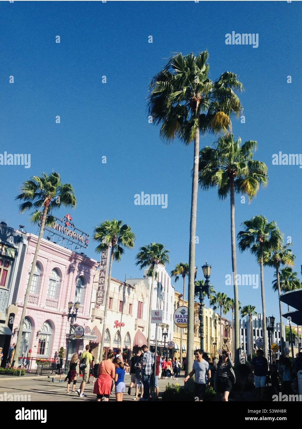 Turisti che si inangustano su e giù per le strade degli Universal Studios a Orlando, Florida, Stati Uniti. Foto Stock