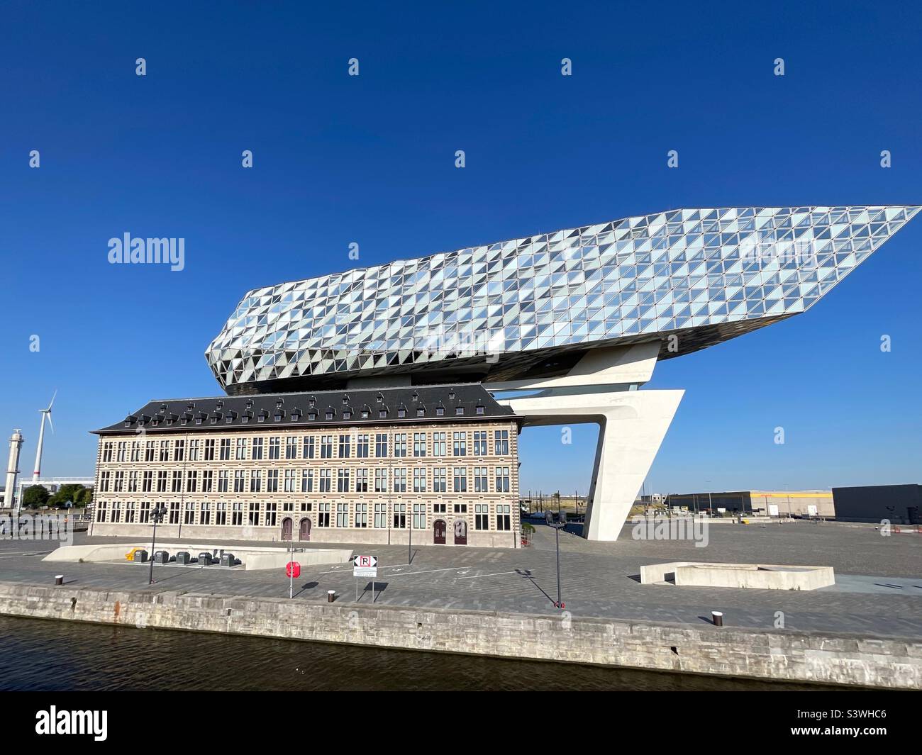 Vecchio e nuovo. I moderni uffici dell'autorità portuale di Anversa in cima ad un blocco di uffici dal design più tradizionale Foto Stock