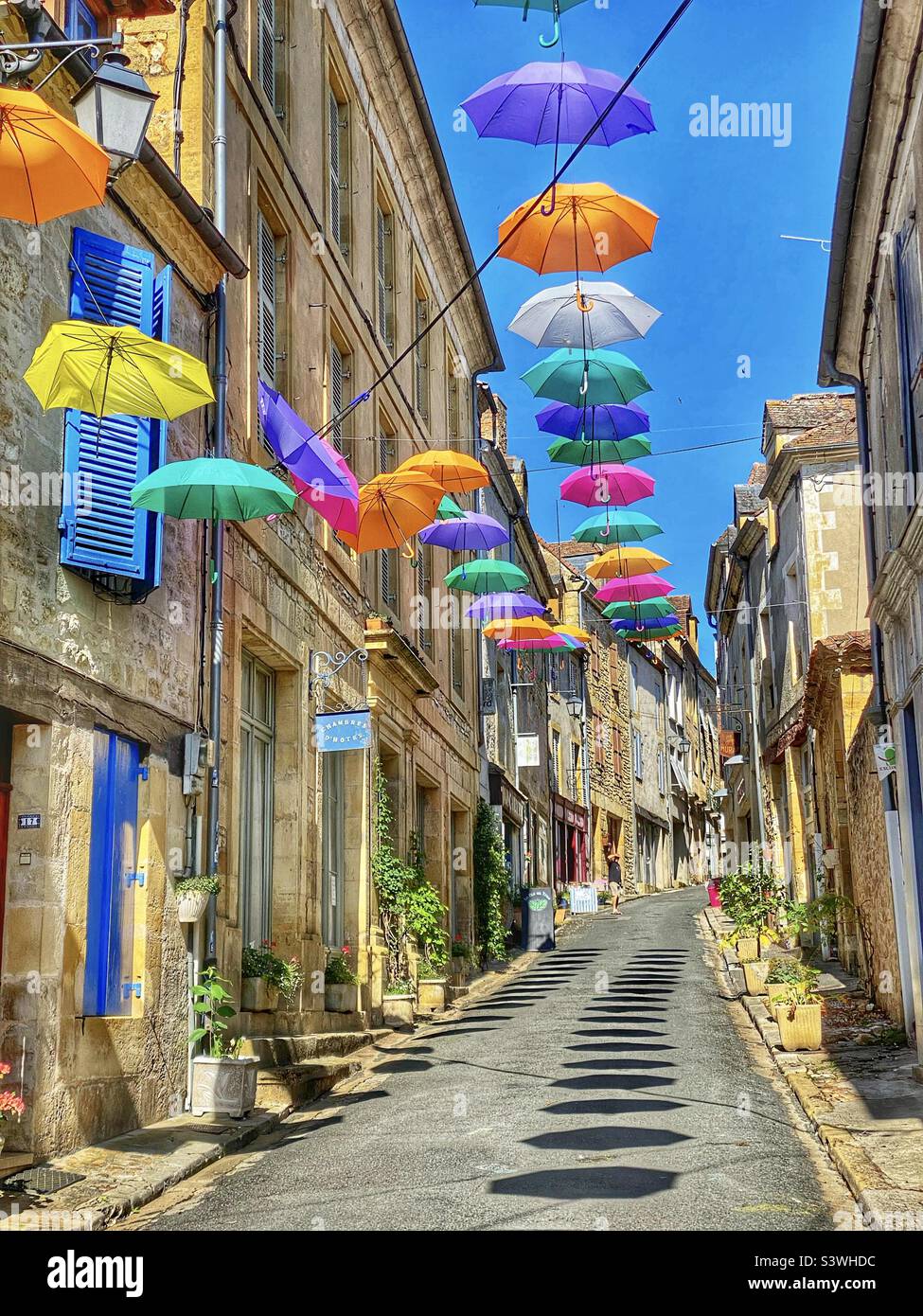 Ombrelli colorati in una strada francese Foto Stock Ombrelli colorati in una strada francese Foto Stock
