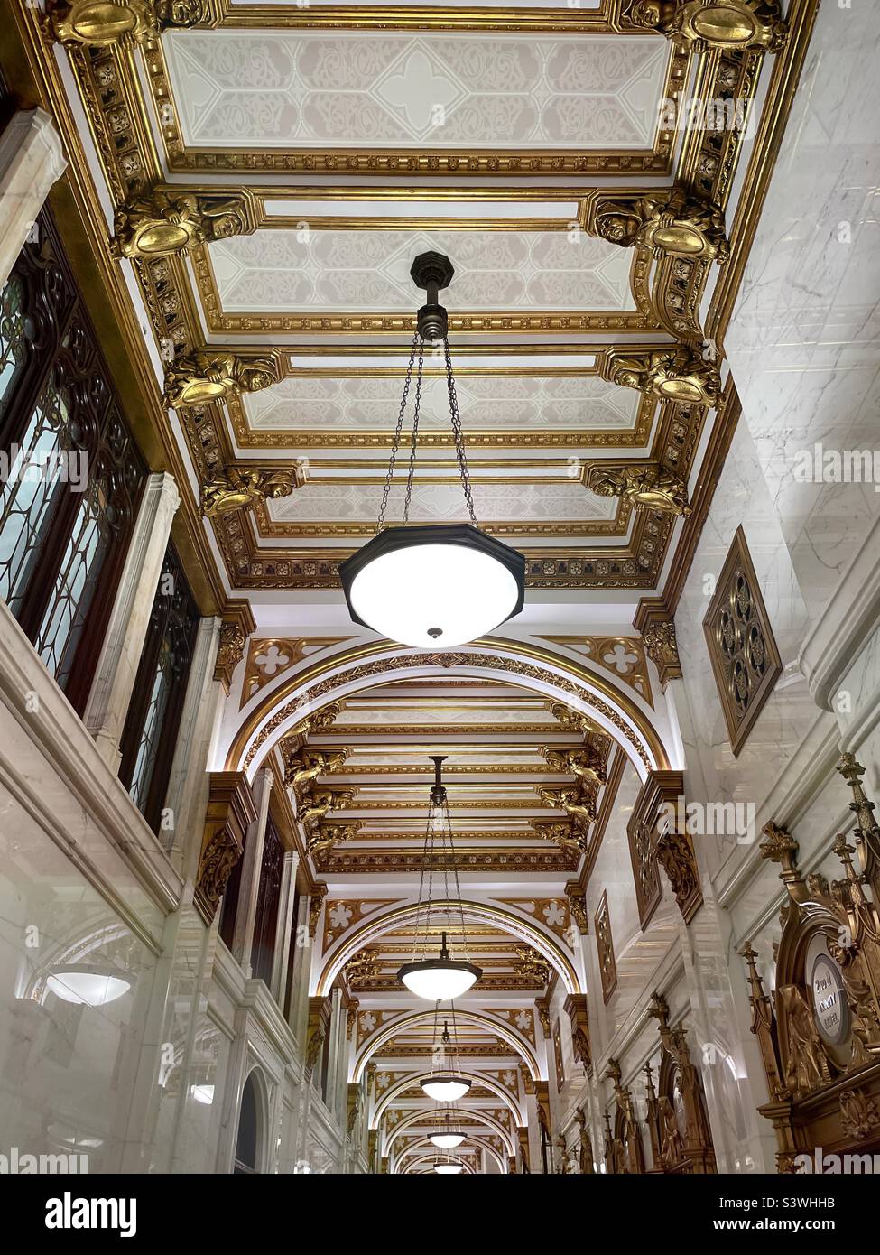 Lampadari decorati nel corridoio principale della lobby al 111 Broadway, 2022, New York City, Stati Uniti Foto Stock