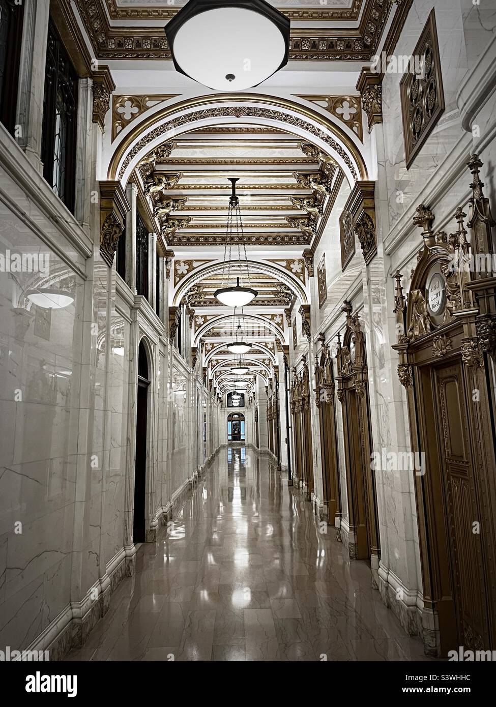 Bellissimo corridoio ornato e ascensore presso il 111 Broadway Office Building, 2022, New York City, USA Foto Stock