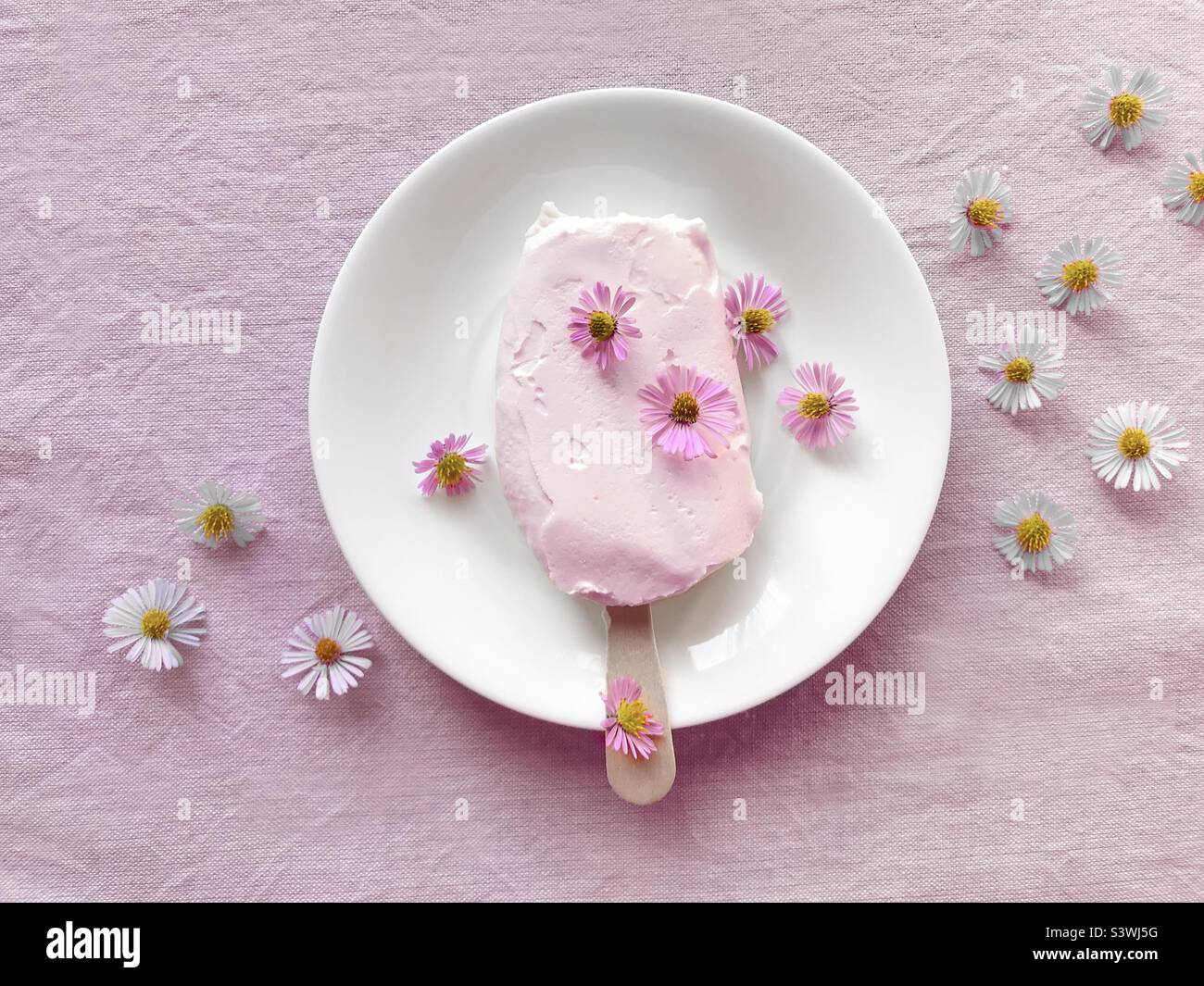 Gelato rosa con fiori rosa Foto Stock