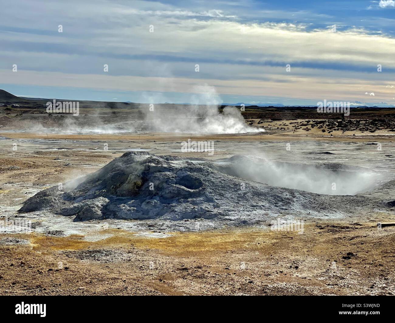 I gorgoglianti campi lavici dell'Islanda emettono vapore mentre parla la terra Foto Stock