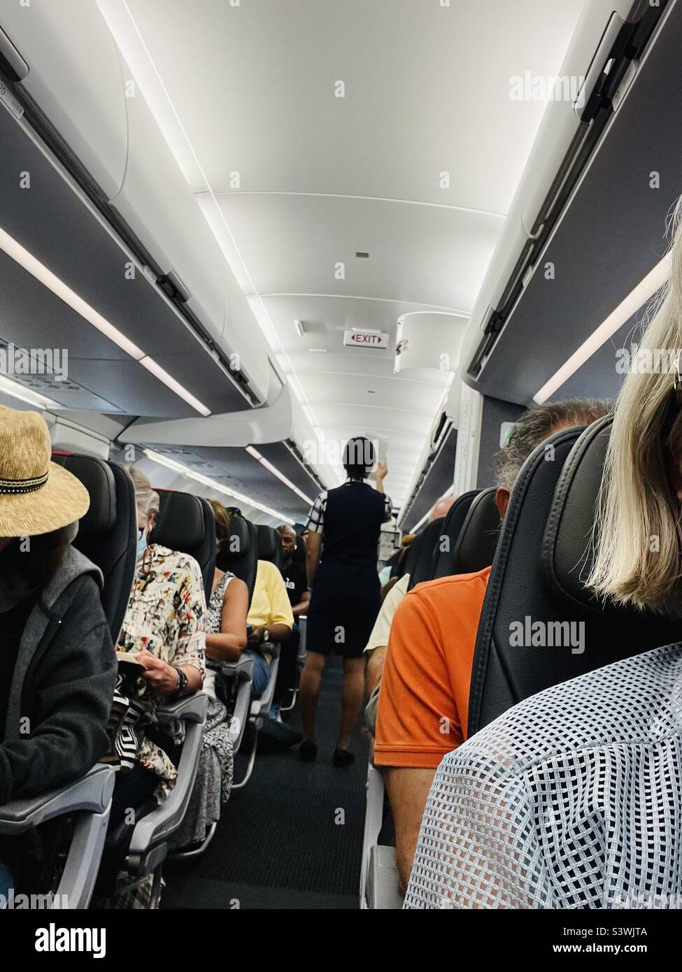 Vista interna di un aeromobile A320, American Airlines, con i passeggeri che assisteranno a una dimostrazione di sicurezza Foto Stock