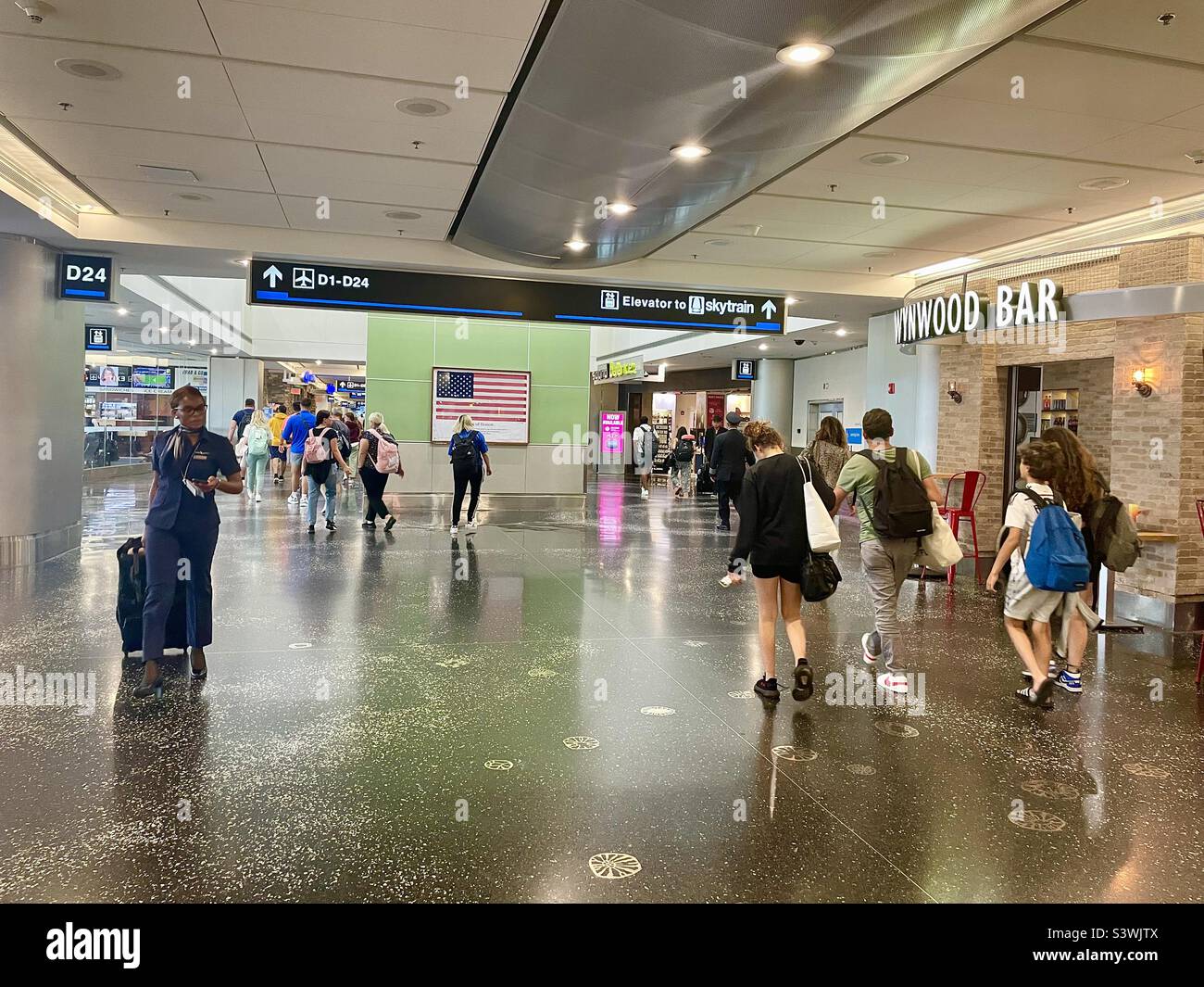 Guarda all'interno del terminal D dell'aeroporto di Miami i passeggeri vicino al gate D 24 e le opere d'arte dedicate al 9/11 Foto Stock