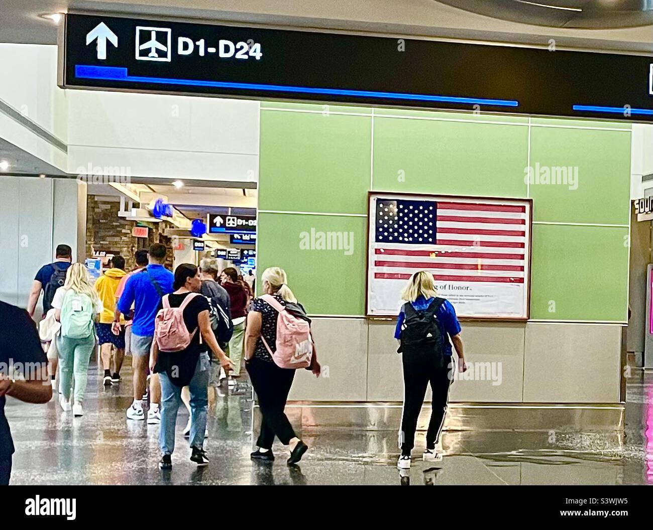 Opere d'arte dedicate al 9/11, bandiera americana, all'interno del terminal D dell'aeroporto di Miami, Florida, USA Foto Stock