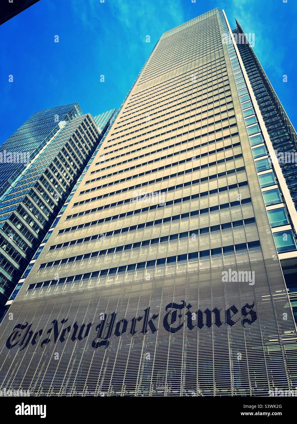 La sede centrale del New York Times si trova a Times Square sulla 8th Avenue, 2022, USA, New York City - Immagine stock catturata con smartphone
