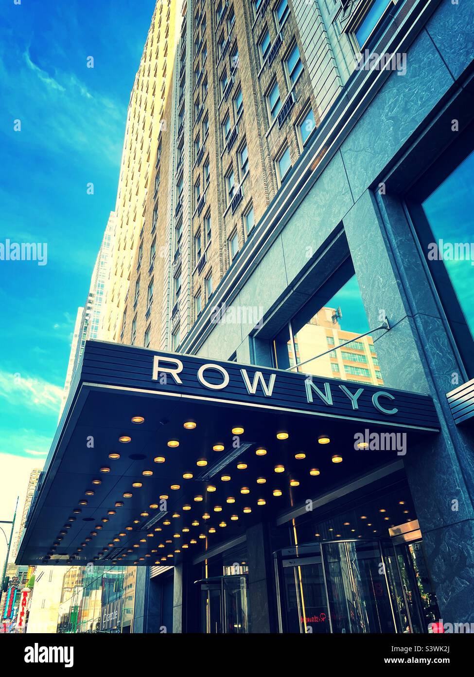 L'hotel Row si trova sulla Eighth Avenue nel quartiere dei teatri di New York City, 2022, USA - Immagine stock catturata con smartphone