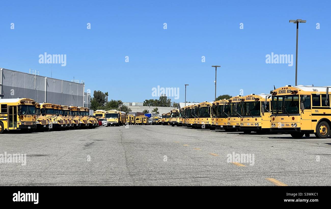 LOS ANGELES, CA, MAGGIO 2022: Gli autobus gialli del Los Angeles School District sono parcheggiati presso il deposito nell'area del lago Balboa, a metà giornata, con un cielo blu chiaro Foto Stock