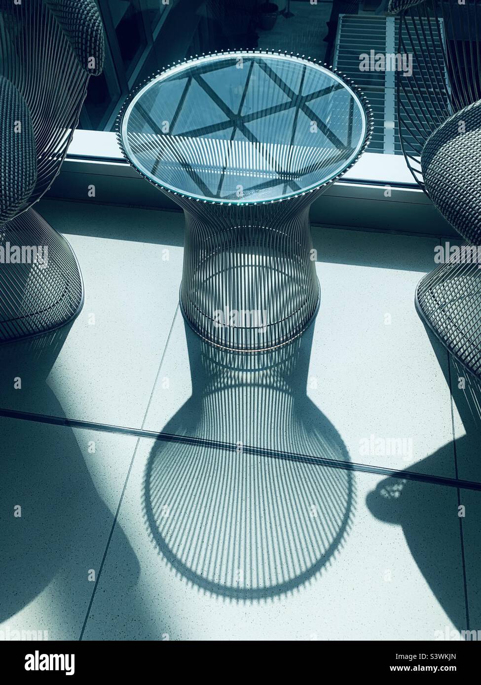 Tavolo e sedie con ombra e riflesso al sole - Immagine stock catturata con smartphone
