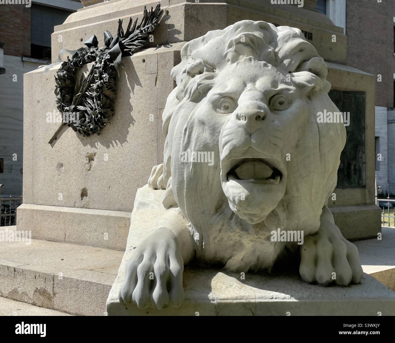 Un leone di pietra, parte di un memoriale di guerra a Ravenna, con un'espressione particolarmente organizzata. Foto Stock