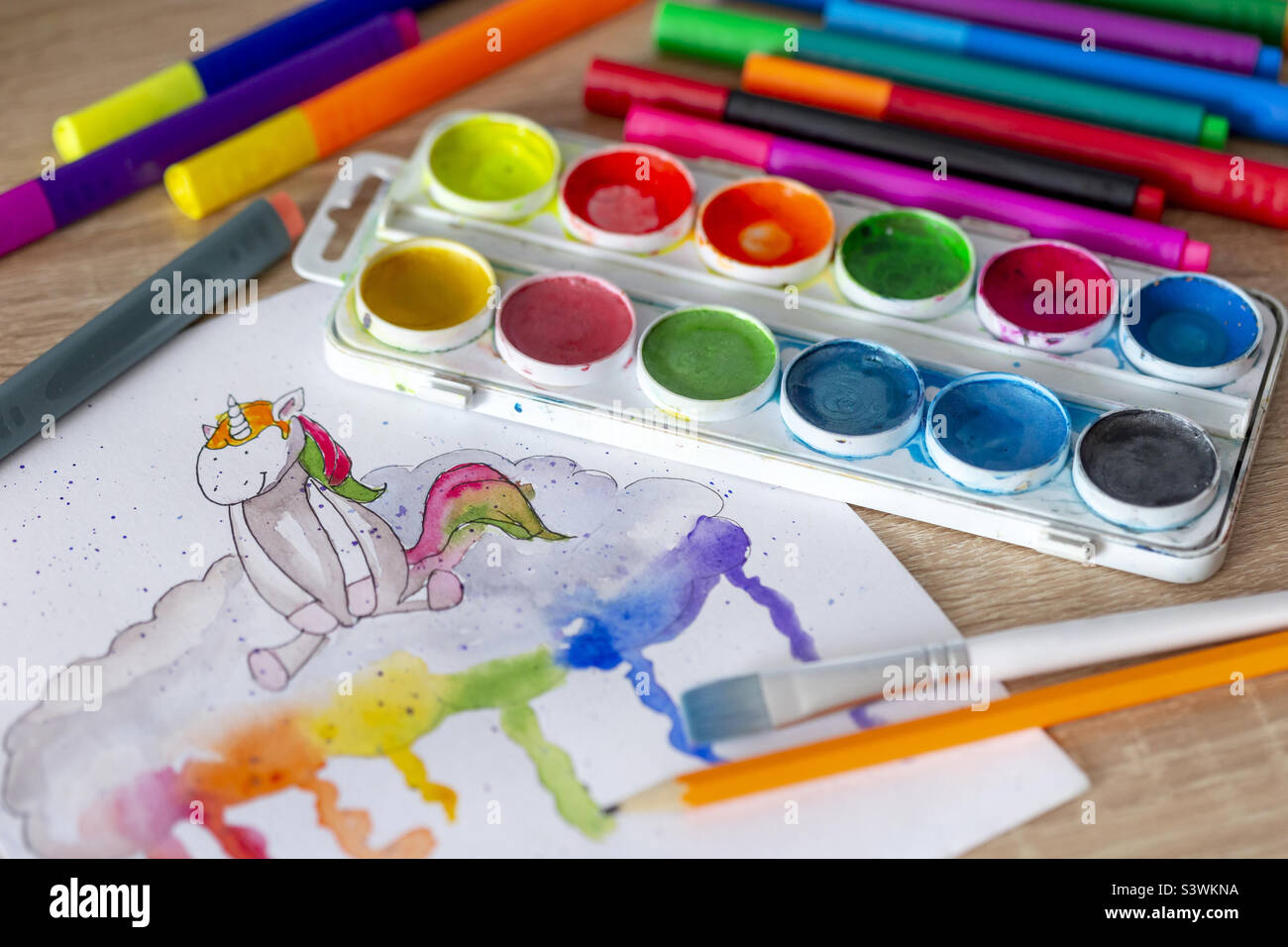 Pittura acquerello dell'unicorno, concetto di ritorno a scuola - Immagine stock catturata con smartphone