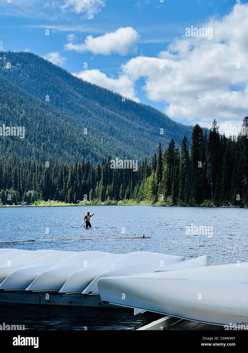 Paddle boarding su un lago Foto Stock