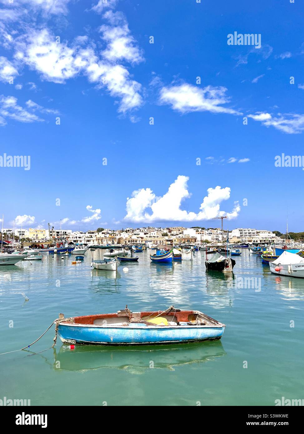 Vista soleggiata sul porto Foto Stock