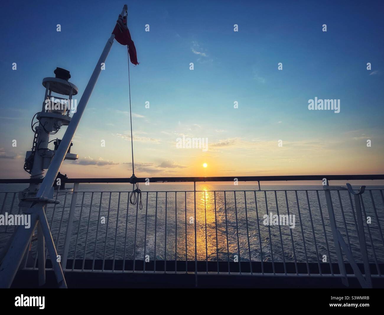 Tramonto sul Mare d'Irlanda dal retro di un traghetto. Foto Stock