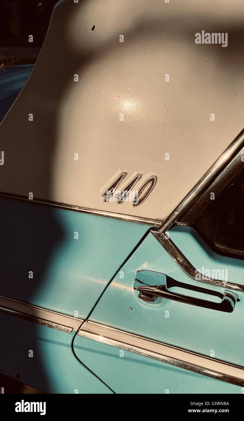 A 1963 maniglia portiera lato passeggero posteriore Dodge 440 4 porte. Foto Stock