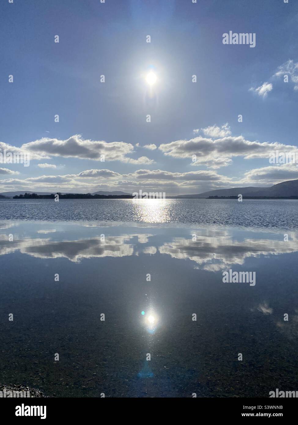 Riflessioni nuvole su Loch Lomond Foto Stock