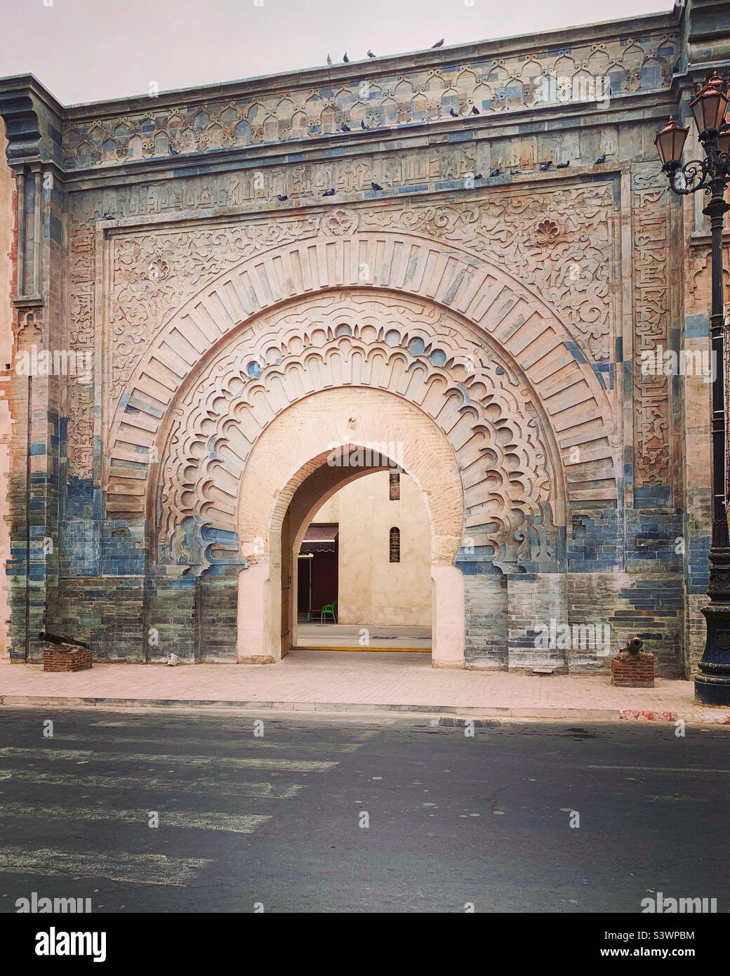 Bab Agnaou, una delle porte più conosciute di Marrakech, Marocco. Completato nel XII secolo - Immagine stock catturata con smartphone
